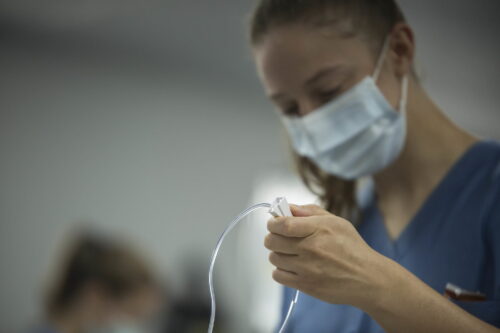 En sjuksköterska med munskydd