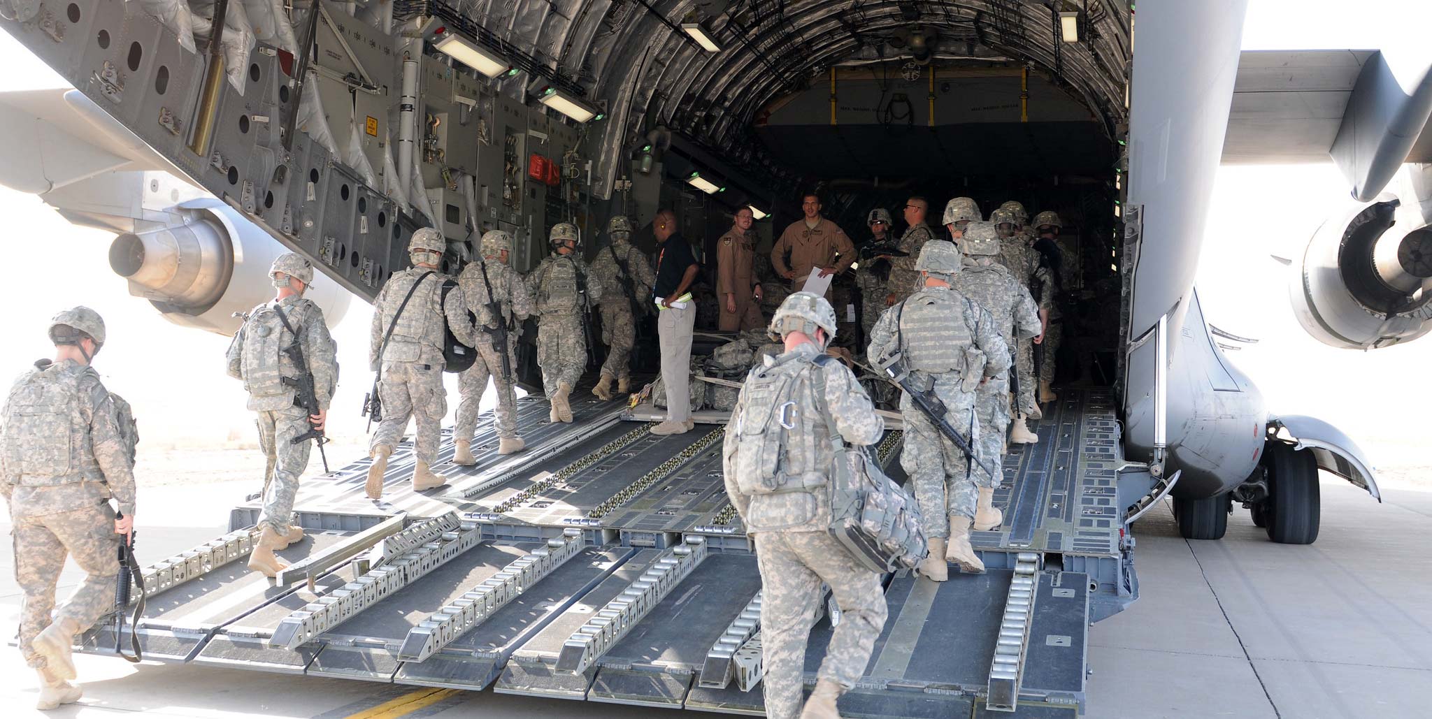 Amerikanska soldater går ombord på flygplan