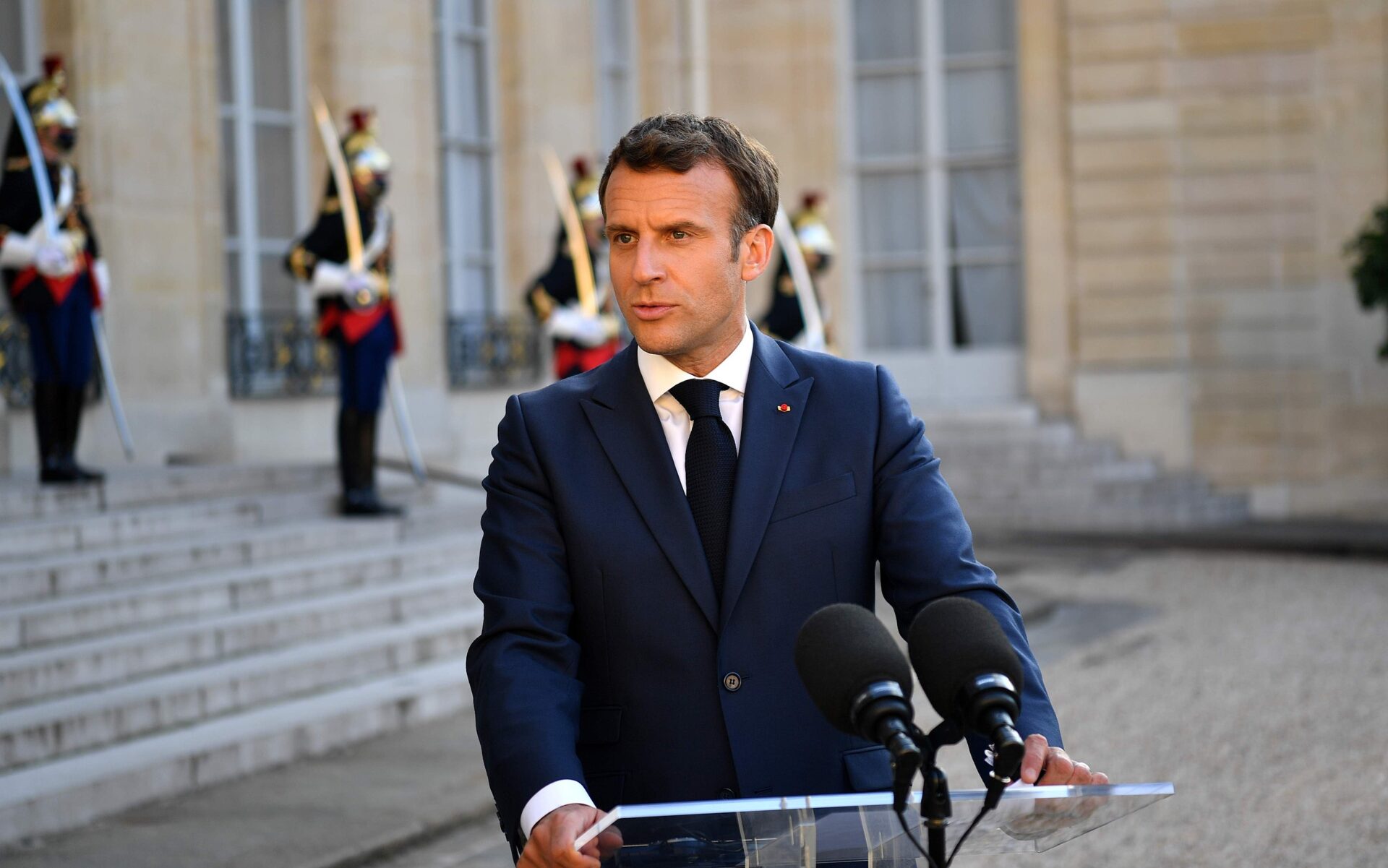 Macron håller tal