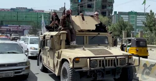 Talibaner sitter i jeep av amerikansk modell