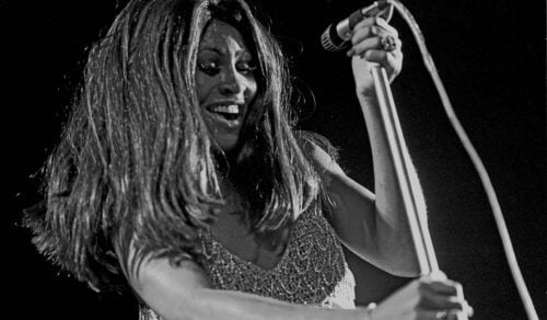 Tina Turner håller i en mikrofon