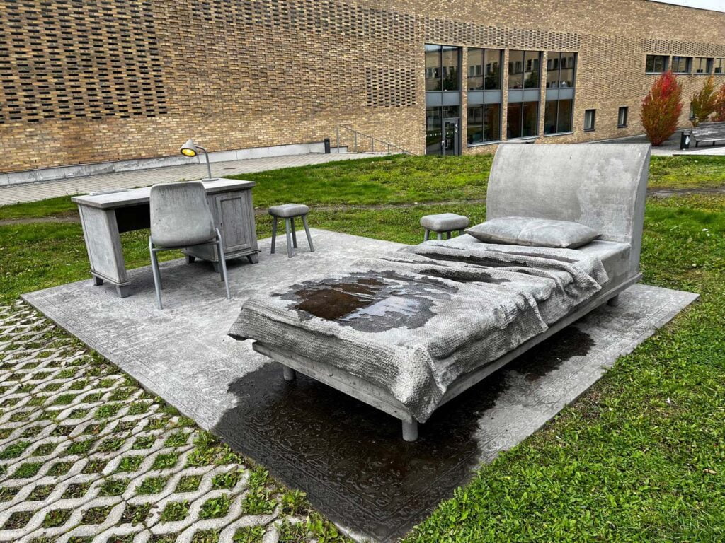 Ett konstverk föreställande ett studentrum i betong