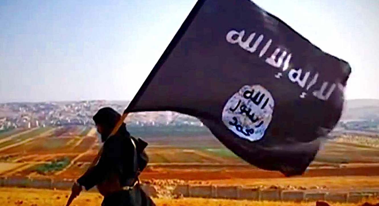 IS-krigare med flagga över axeln
