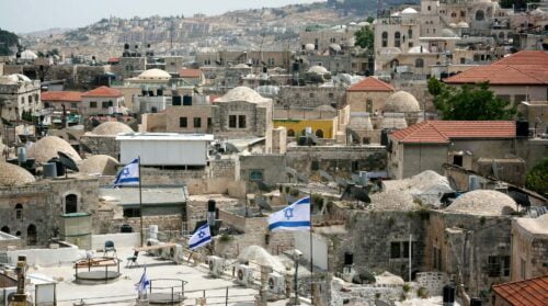 Israeliska bosättningar med israeliska flaggor på taken