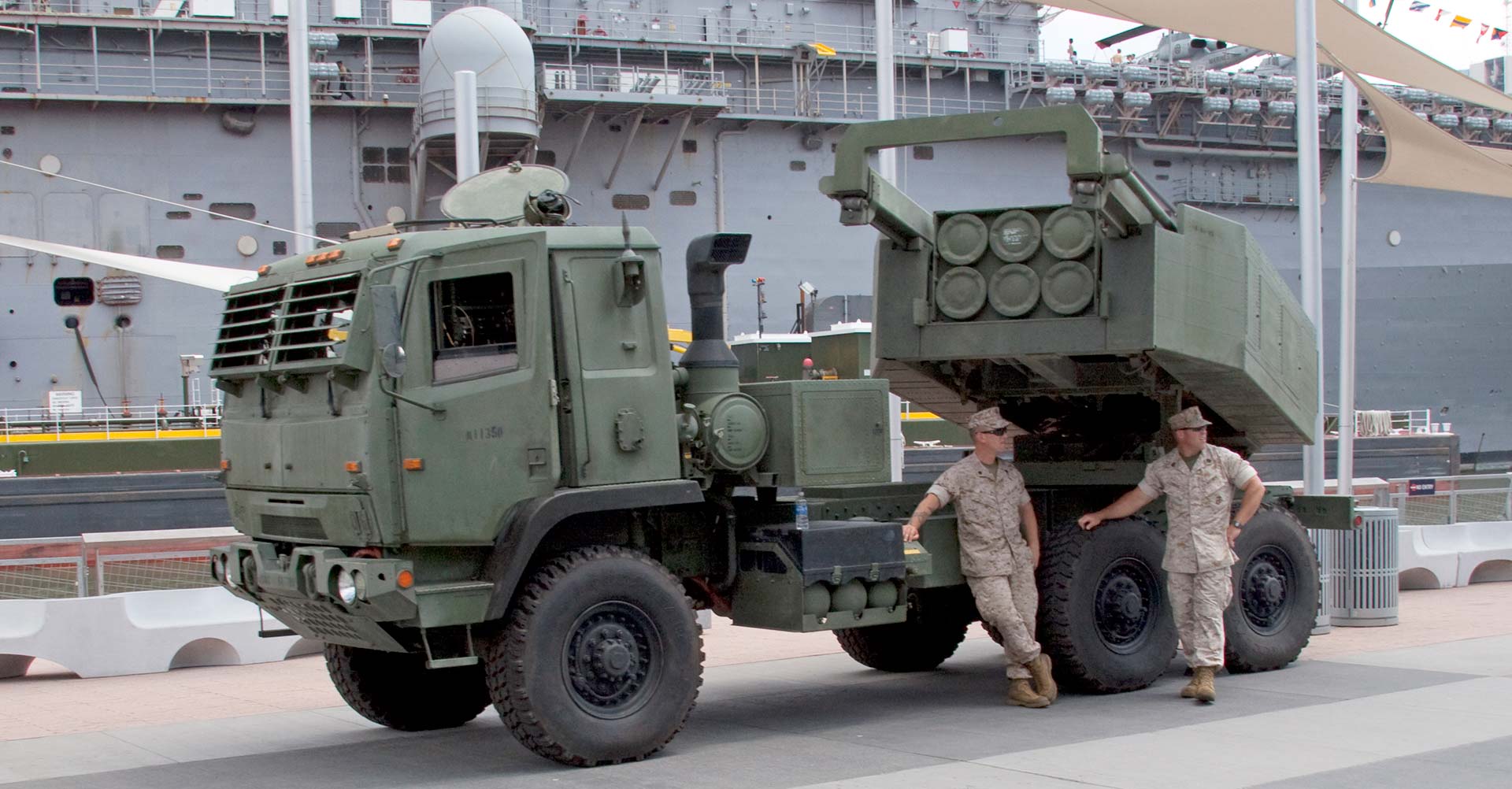 Amerikansk militärlastbil med två soldater framför