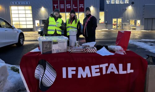 Strejkvakter utanför Teslas verkstad i Umeå