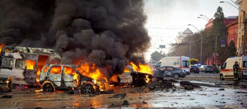Brinnande bilar i Ukraina efter bombnedslag