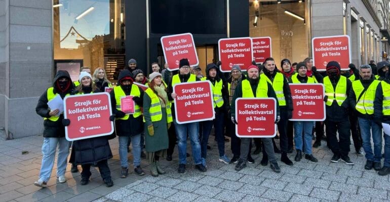 Teslaarbetare demonstrerar utanför flaggskeppsbutiken i Stockholm
