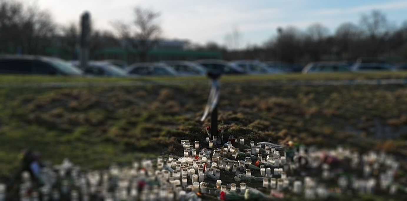 Blommor för offren i Örebro