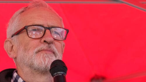 Jeremy Corbyn mot en röd bakgrund
