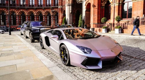 Lyxbilar står på rad