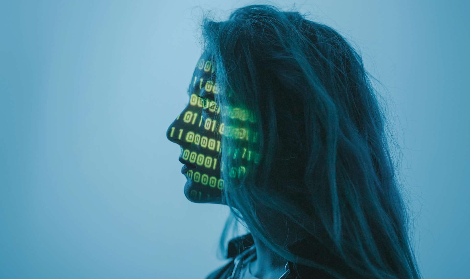 En kvinna med ettor och nollor i ansiktet