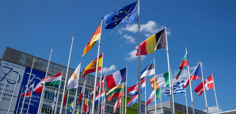 En rad flaggor från europeiska länder med EU-flaggan längst fram
