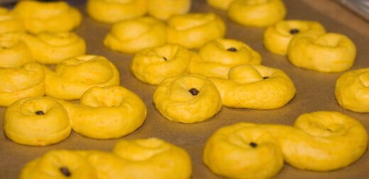 En plåt med saffransbullar - redo att stoppas in i ugnen
