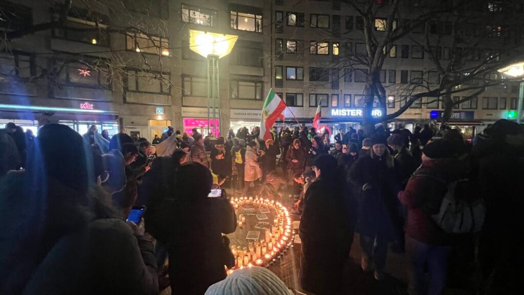 Människor protesterar och tänder ljus