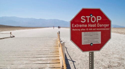 En skylt varnar för extrem hetta i öknen