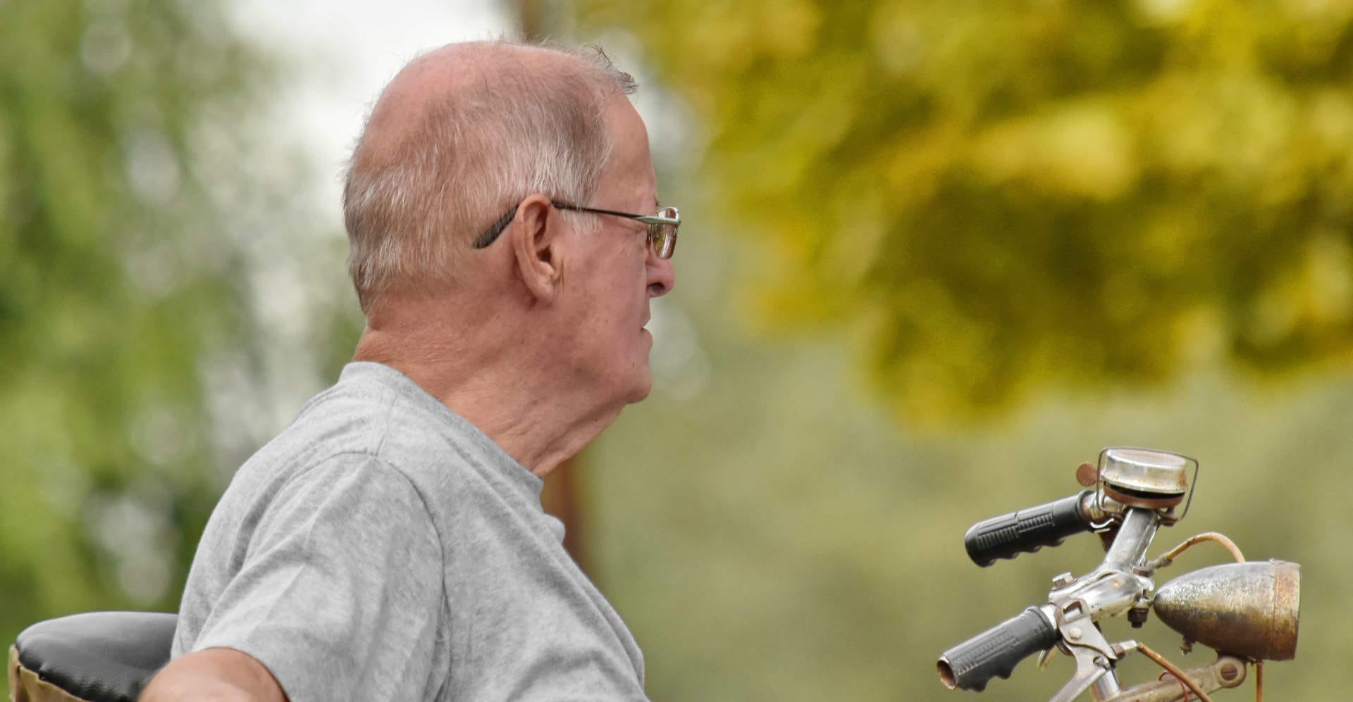 En äldre man med en cykel