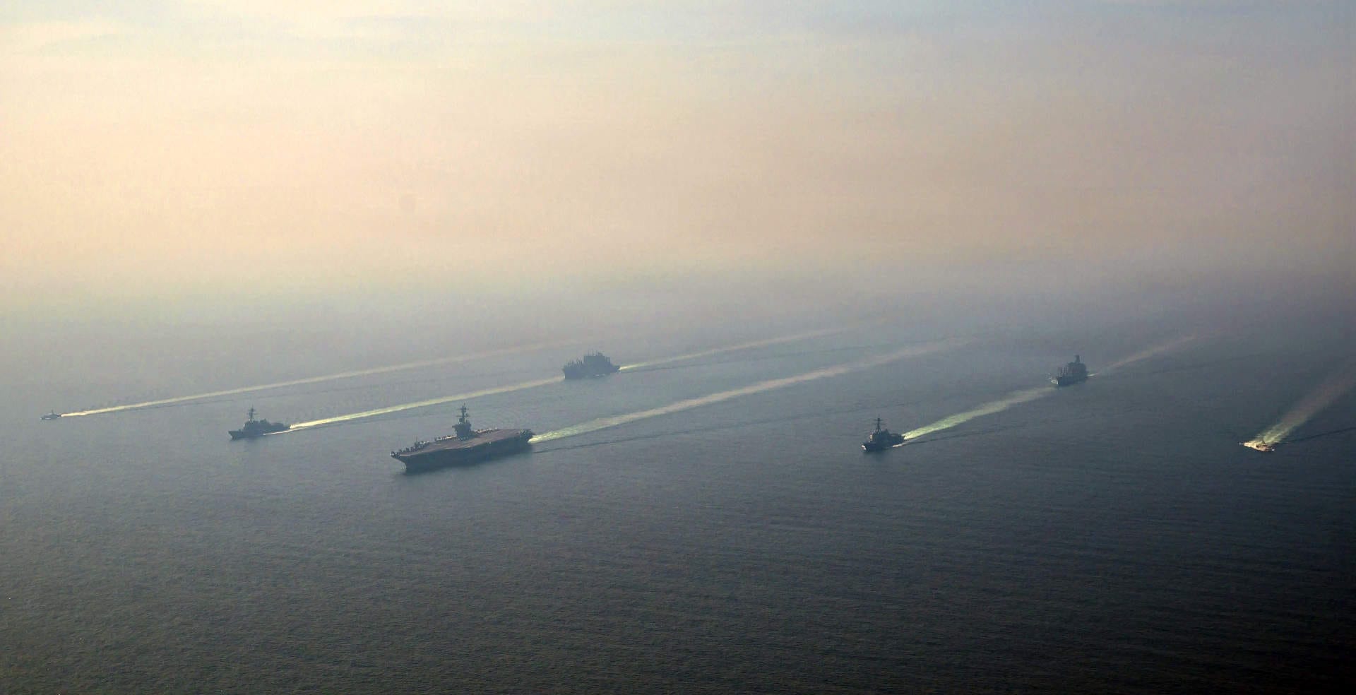 Ett hangarfartyg med understödjande fartyg