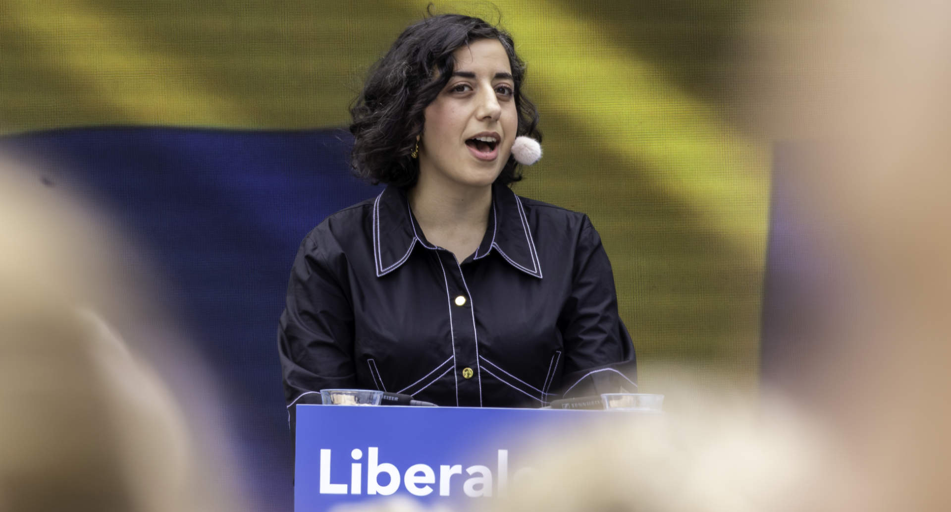 L-ledare Simona Mohamsson håller tal