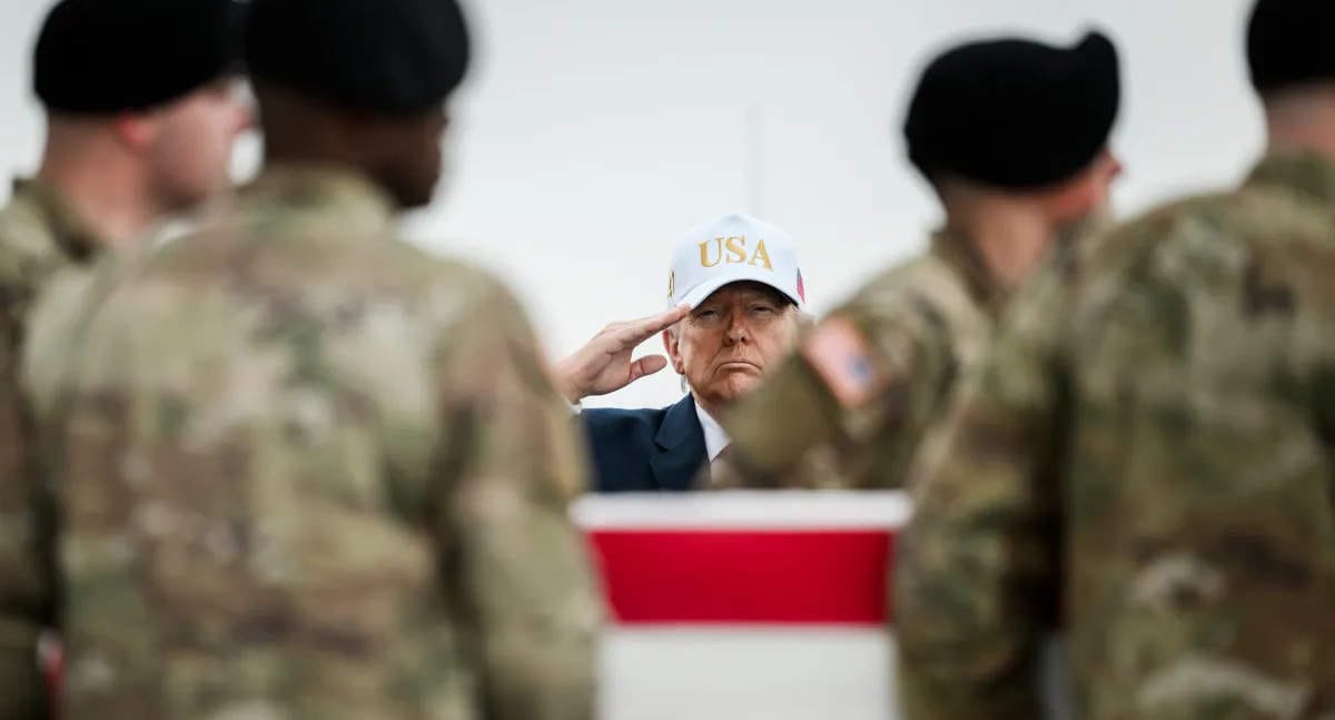 Donald Trump i bakgrunden då en kista med döda amerikanska soldater bärs förbi