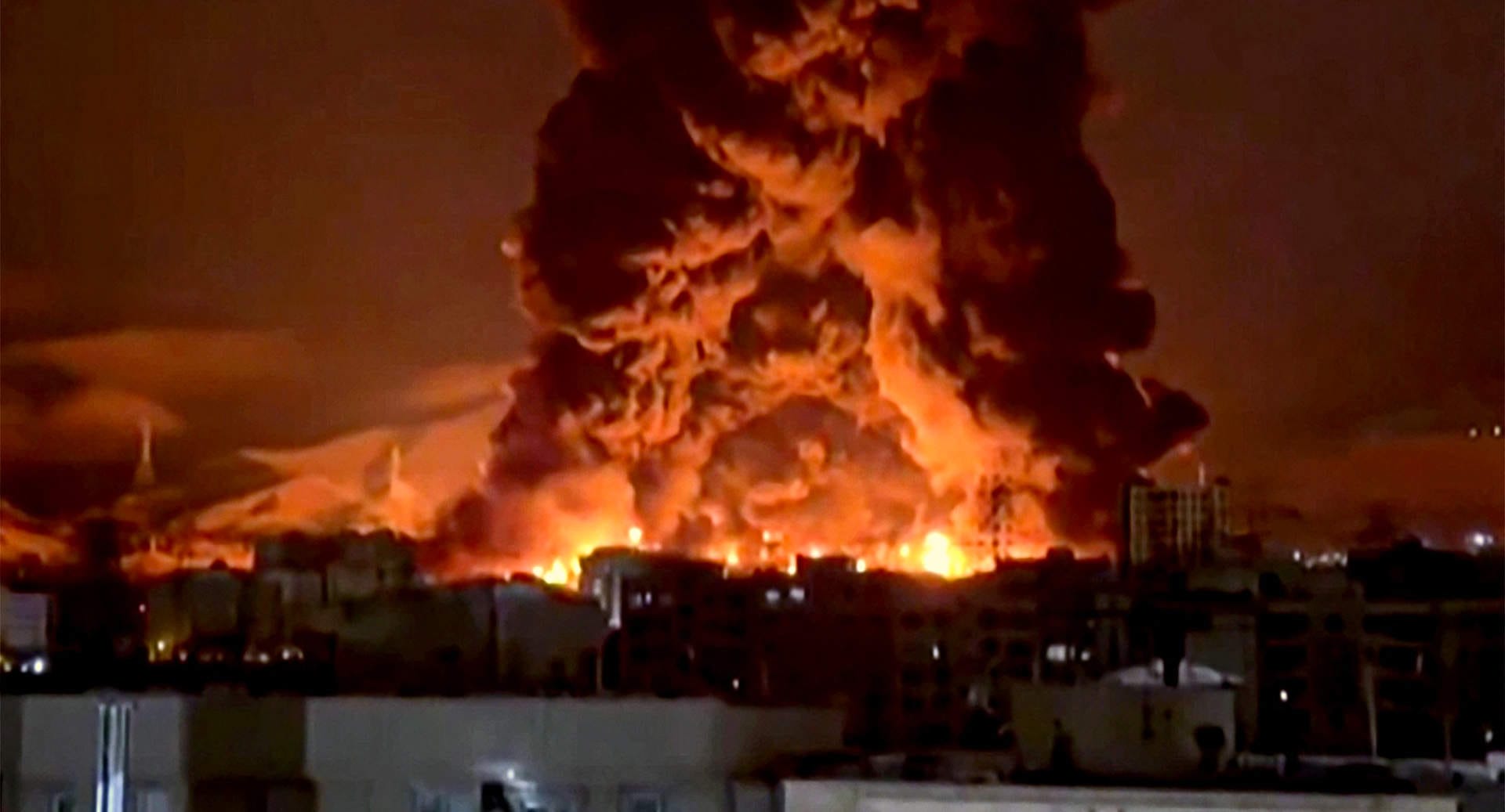 Brinnande oljedepå i Irans huvudstad Teheran