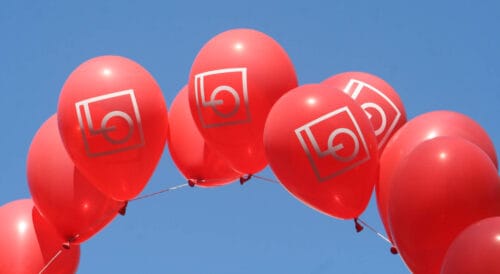 Röda ballonger med LO:s logga på
