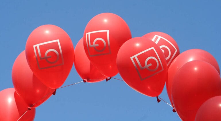 Röda ballonger med LO:s logga på