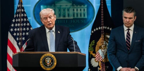 Trump håller tal och Hegseth står i skuggan