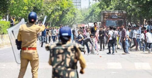 Arbetare i Indien i konfrontation med polis