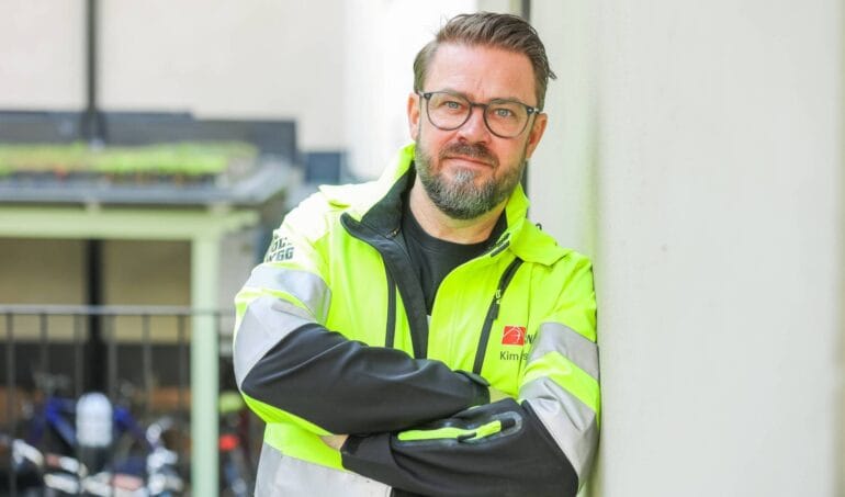 Byggnads ordförande Kim Söderström står med armarna i kors