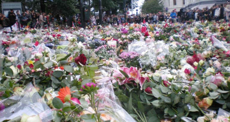 Blommor till minne av offren på Utöya fyller ett torg