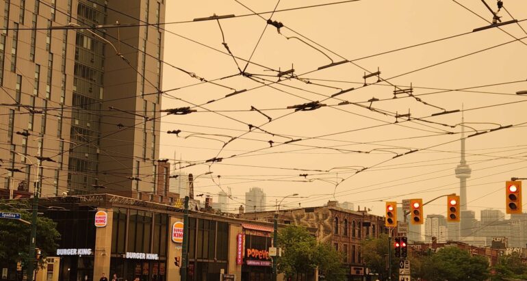 Rök från skogsbränder drar in i Toronto