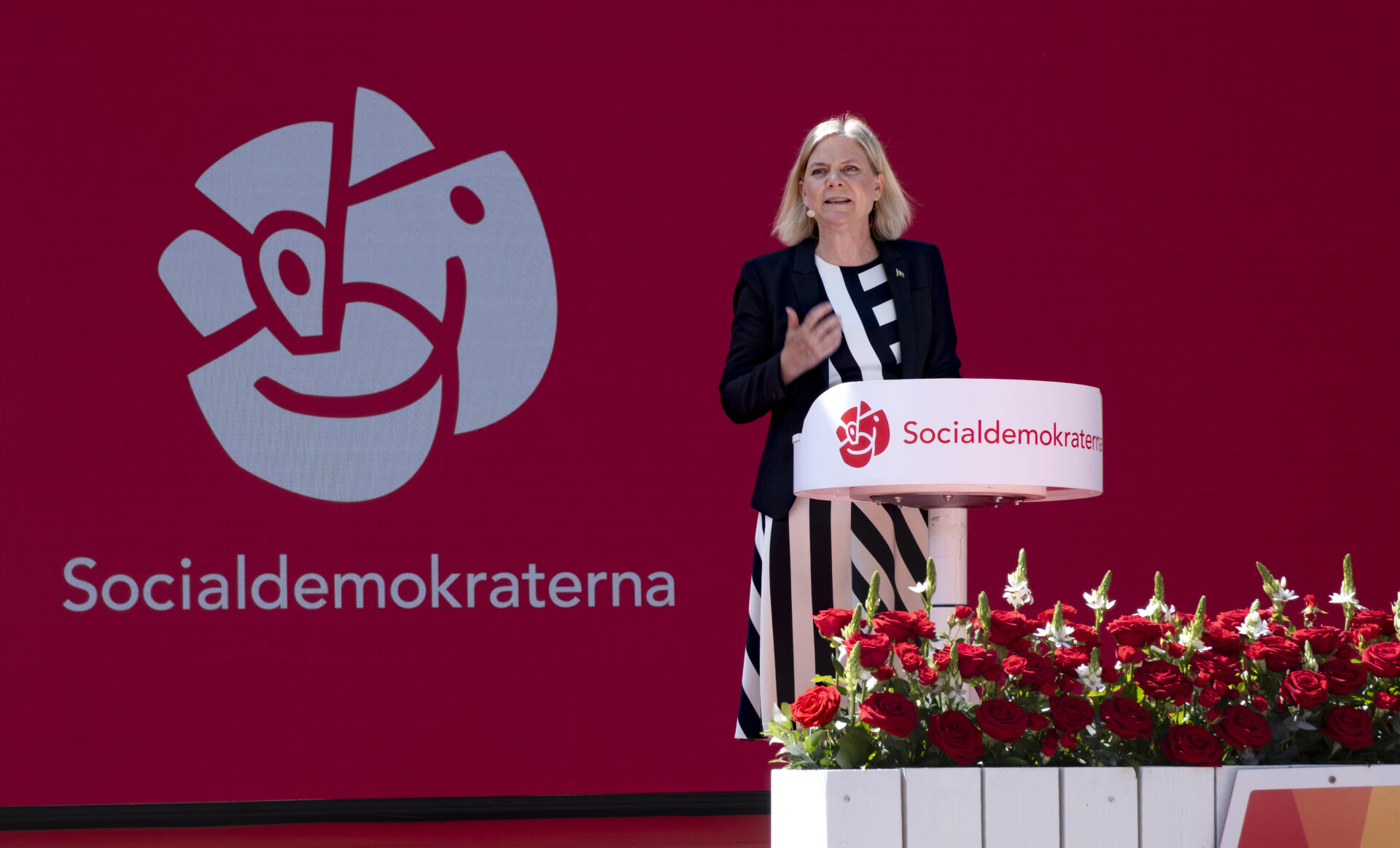 Magdalena Andersson talar framför ett S-märke