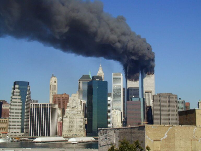 Svart rök bolmar ur Twin Towers i New York den 11 september 2001