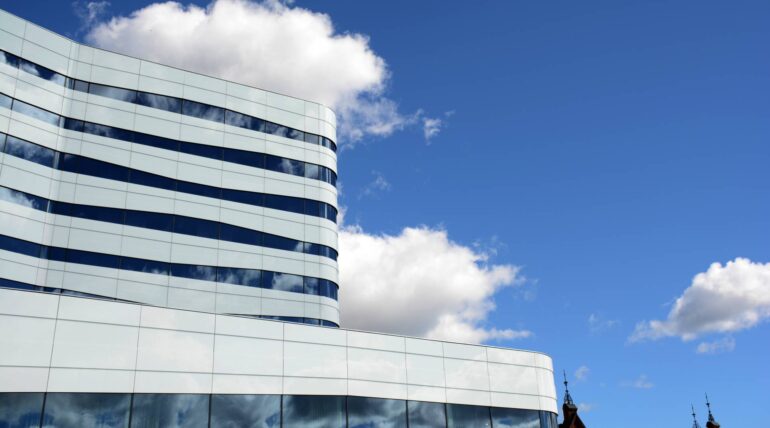 Kulturhuset Väven i Umeå med blå himmel i bakgrunden