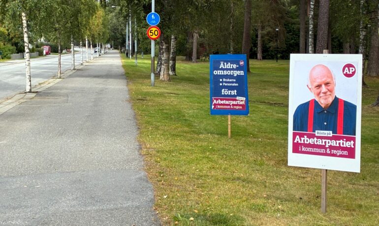Arbetarpartiets valplakat står uppställda