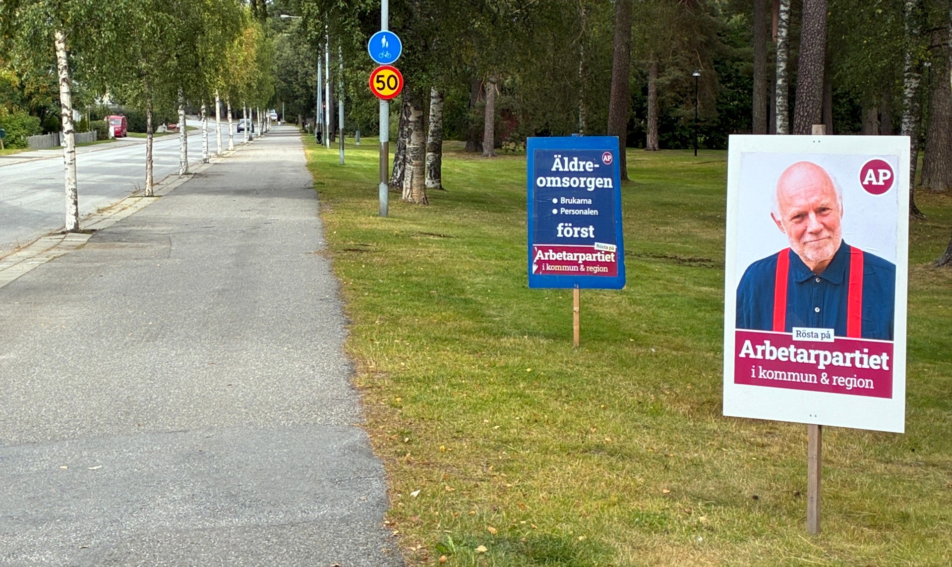 Arbetarpartiets valplakat står uppställda