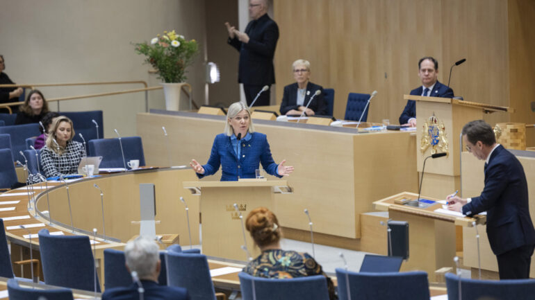 Debatt i riksdagen mellan S-ledaren och M-ledaren