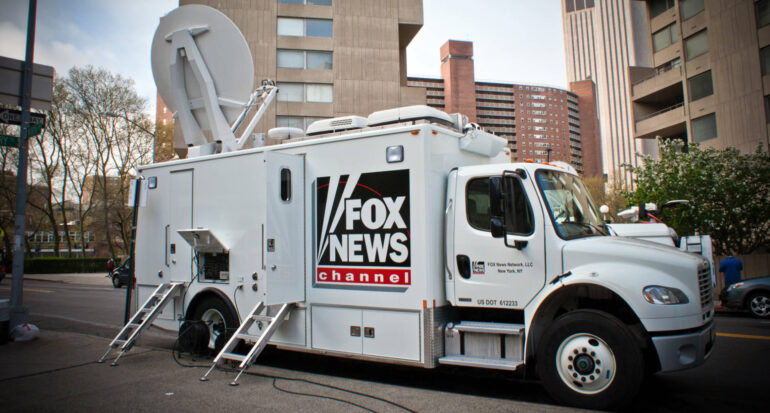 En bil från Fox News med parabol på taket