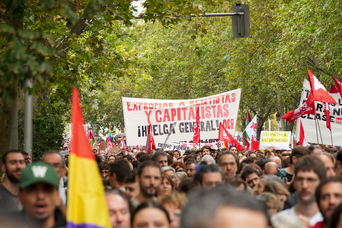 Människor demonstrerar i Madrid